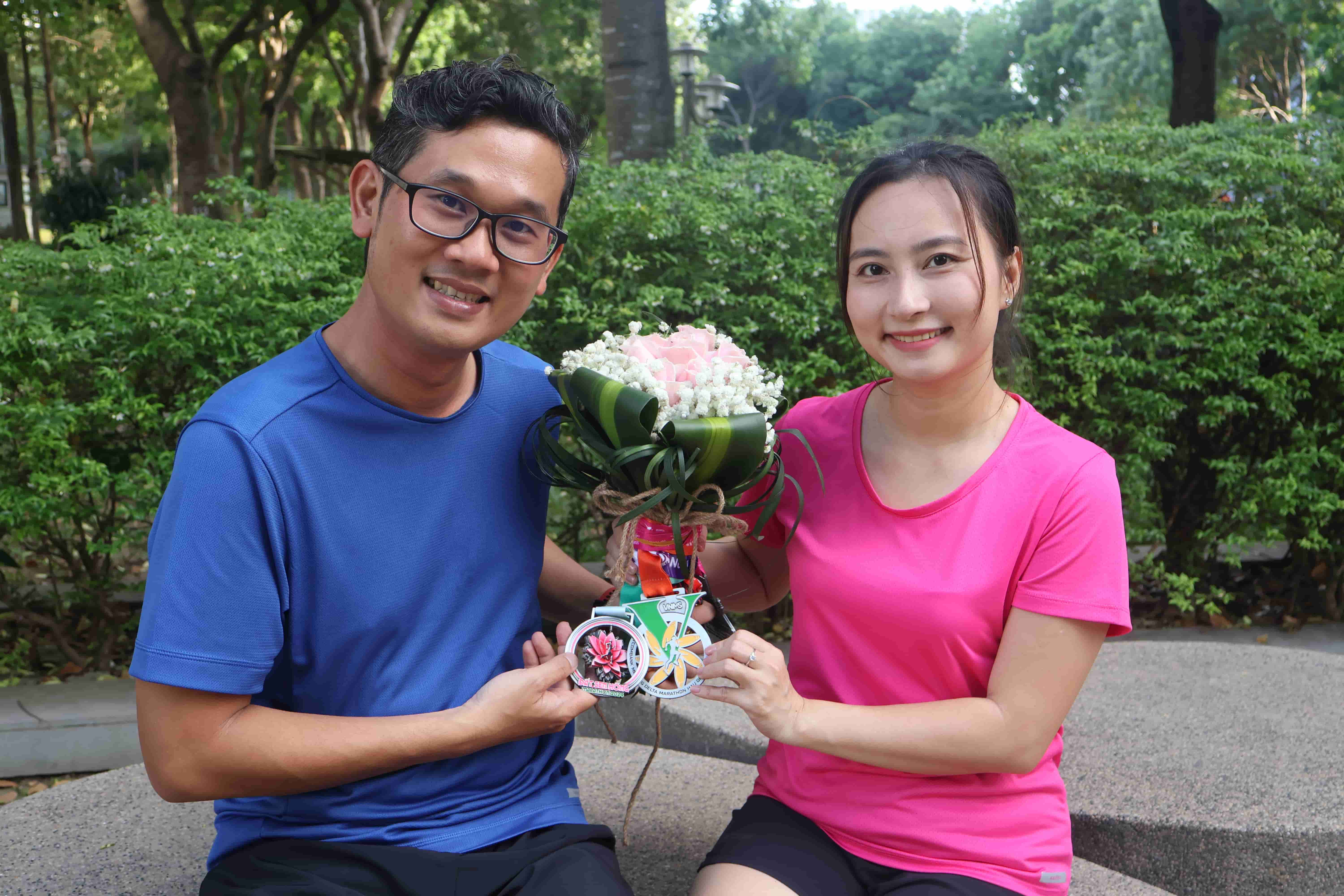 Bác sĩ tặng 36 huy chương marathon làm quà sinh nhật vợ